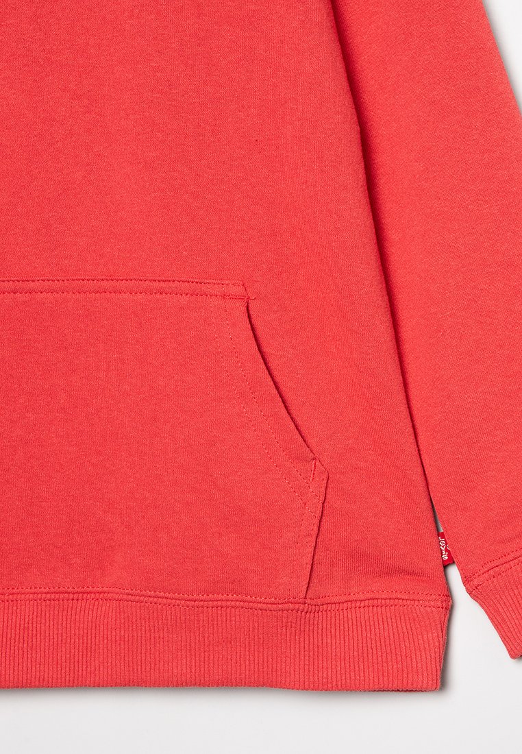 Sudadera roja con bolsillo tipo canguro, puños y dobladillo acanalados. Textura de tela suave con un diseño simple.