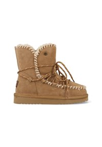 Tan suede enkellaarsjes met schapenvachtvoering, voorzien van een vetersluiting, contrasterende witte stiksels en een gestructureerde rubberen zool.