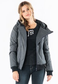 Graue Daunenjacke mit strukturiertem Kapuze, Reißverschluss vorne und gestrickten Bündchen. Getragen über einem schwarzen Hemd mit Schnürdetail.