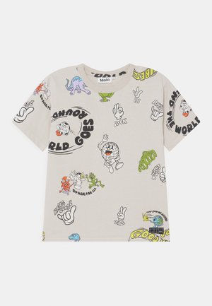 Beige kortærmet T-shirt med farverige tegneseriefigurer, håndtegn og sætninger som "Verden drejer rundt" og "Plads til alle."
