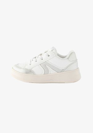 Witte sneaker met een gladleren bovenkant, zilveren accenten, ronde neus, vetersluiting en een gestructureerde rubberen zool.