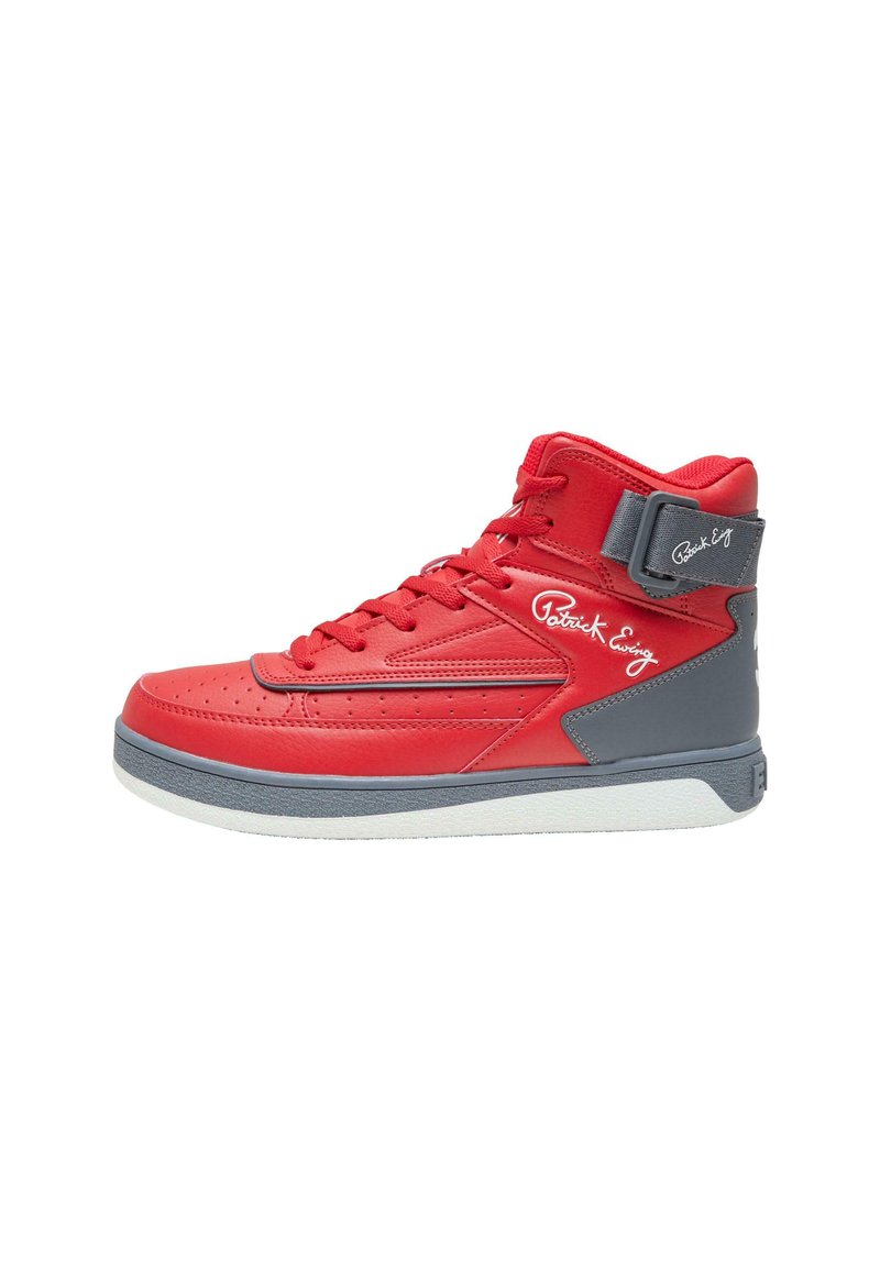 Magas szárú sportcipők élénk piros bőr felsőrésszel, szürke részletekkel, perforált orr résszel, fűzős fronttal és jellegzetes márkajelzéssel az oldalon.