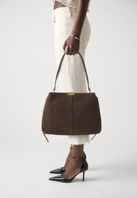 Tommy Hilfiger CASUAL SHOULDER BAG - Håndveske - legacy brown
