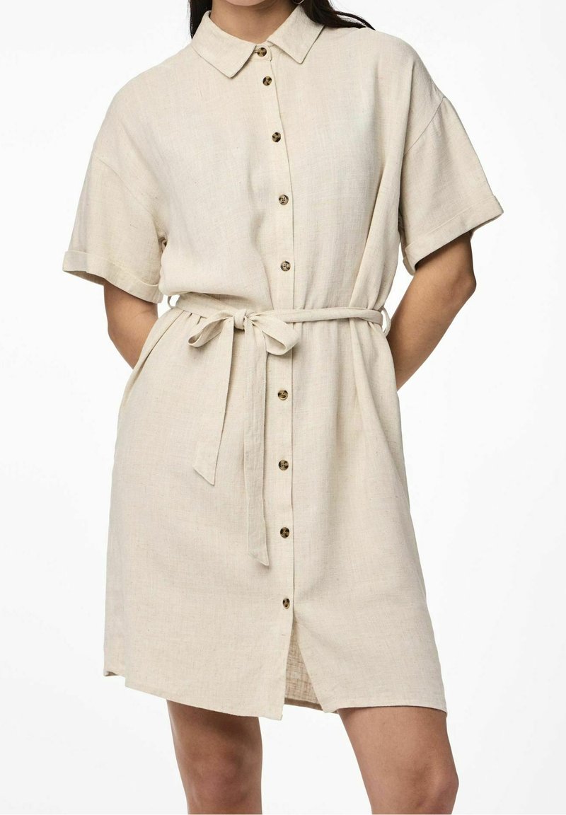 Robe chemise en lin beige avec fermeture à boutons sur le devant, manches courtes, taille ceinturée et coupe droite. Dotée de boutons fonctionnels et d'un col à encoche.