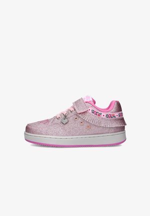 Sneaker rosa glitterato con strap a velcro, accenti floreali, frange decorative e un ciondolo a forma di cuore. Suola in gomma con dettagli rosa.