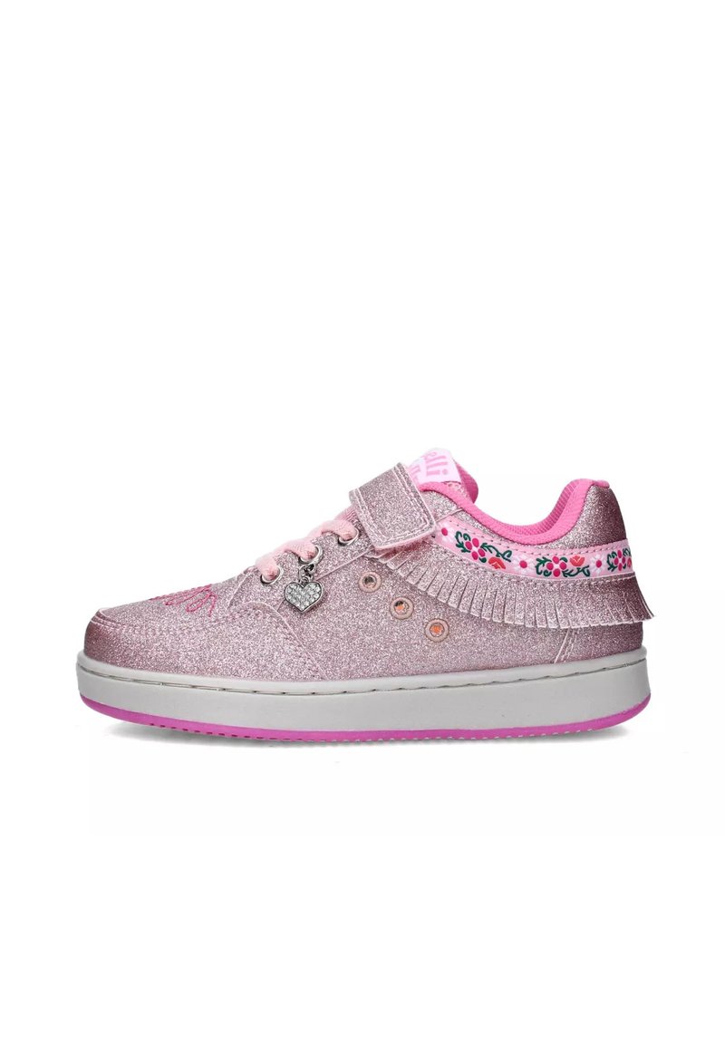 Sneaker rosa glitterato con strap a velcro, accenti floreali, frange decorative e un ciondolo a forma di cuore. Suola in gomma con dettagli rosa.