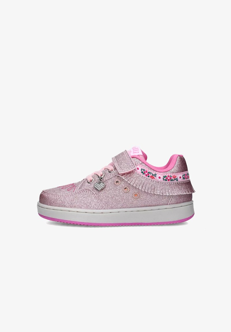 Sneaker rosa glitterato con strap a velcro, accenti floreali, frange decorative e un ciondolo a forma di cuore. Suola in gomma con dettagli rosa.