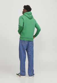 Jack & Jones JJESTAR  NOOS - Felpa con cappuccio - green bee