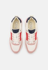 Baskets avec une tige en mesh crème, des bandes latérales rouges, des accents roses et un col marine. Équipées de lacets blancs et d'une languette avec logo.