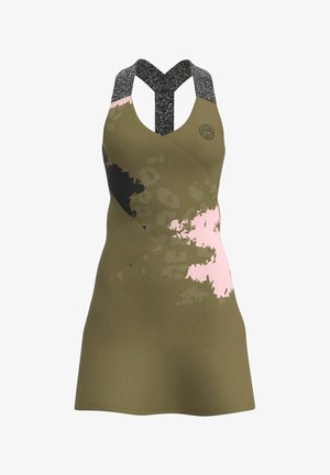 Robe de sport sans manches vert olive avec motifs abstraits noirs et roses et bretelles fines croisées noires tachetées.