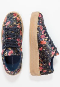 Baskets bleu marine avec motif floral comprenant des fleurs roses et jaunes, des accents pailletés, et une semelle en caoutchouc gomme. Design lacé avec surface texturée.