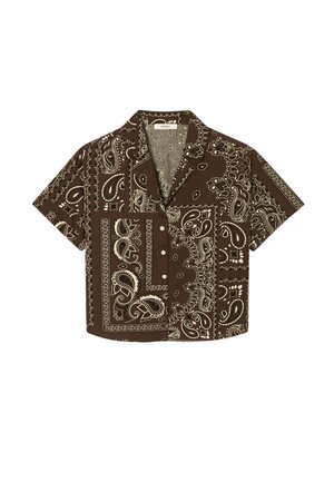 Chemisier court marron à manches courtes avec imprimé bandana beige paisley et géométrique, boutonnière devant et col cranté.