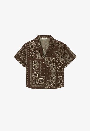 Chemisier court marron à manches courtes avec imprimé bandana beige paisley et géométrique, boutonnière devant et col cranté.