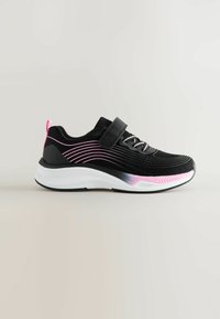 Baskets de sport noires avec un dessus texturé, des accents roses et une semelle intermédiaire blanche. Équipées d'une sangle Velcro et de lacets, conçues pour le confort et le soutien.