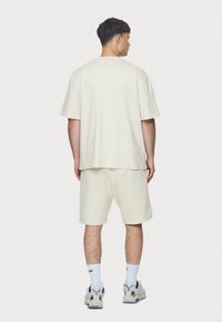 Pegador LOGO TEE - Pamata T-krekls - washed salty cream