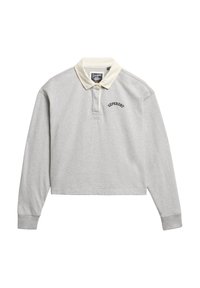 Camisa de polo de manga larga recortada en gris con un cuello color crema. Presenta una tapeta con botones y el bordado de "Superdry" en azul marino. Textura suave.