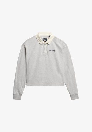 Polo grigio a maniche lunghe, tagliato e con colletto color crema. Presenta una pattina con bottoni e la scritta "Superdry" ricamata in blu navy. Tessuto morbido.