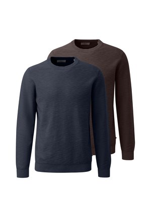 To ensfarvede langærmede crewneck-striktrøjer, den ene mørkeblå foran og den anden brun bagpå, begge med ribstrikkede manchetter og kant.