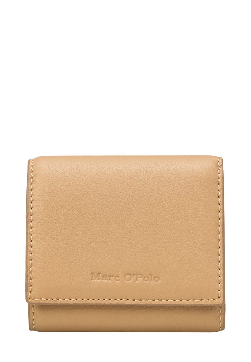 Beige leren portemonnee met een compact, rechthoekig ontwerp, voorzien van zichtbare stiksels en een geperst logo aan de voorkant.