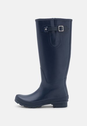 Botte de pluie en caoutchouc bleu foncé montant jusqu’au genou, avec une sangle ajustable et une boucle près du haut, semelle plate avec une légère semelle pour l’adhérence.