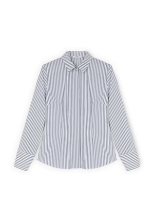 Camicia bianca con bottoni, a righe verticali blu sottili, maniche lunghe, colletto e polsini larghi, distesa su uno sfondo bianco.