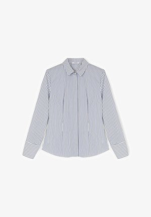 Valkoinen nappipaita, jossa on pystysuorat siniset piikkiraidat, pitkät hihat, kaulus ja leveät kalvosimet, aseteltu tasaisesti valkoisen taustan päälle.