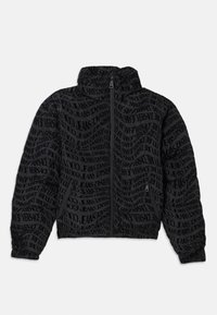 Crna jakna na zip s ponavljanjem teksta 'Versace Jeans.' Materijal ima teksturirani izgled, s nabranim rukavima i ovratnikom.
