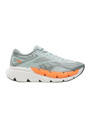 Lichtblauwe en grijze hardloopschoen met witte zool en feloranje details langs de tussenzool, zicht op de buitenkant.