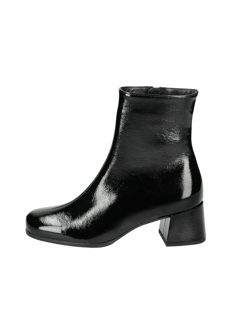 Stivale alla caviglia nero lucido con punta quadrata e tacco spesso, caratterizzato da una texture liscia e linee pulite per un look moderno.
