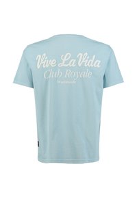 Camiseta de algodón de color azul claro con cuello redondo, que presenta texto blanco: "Vive La Vida Club Royale Worldwide" en la parte posterior.