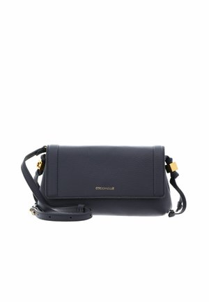 Sac bandoulière en cuir bleu foncé avec bandoulière réglable et ferrures dorées, doté d'un rabat avant et d'un petit logo de la marque.