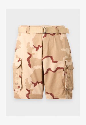 Pantaloncini cargo mimetici beige e marroni con grandi tasche laterali e cintura in tessuto beige con fibbia a D in metallo.