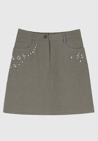 Jupe en denim gris avec des pierres décoratives, dotée de deux poches avant et d'une fermeture à boutons, au design structuré et au tissu texturé.