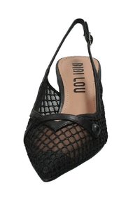 Scarpa slingback nera con punta affusolata, parte superiore in tessuto a rete e dettagli in pelle liscia. Presenta una piccola fibbia sul cinturino.