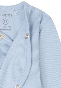 Lysblå, ribbet baby cardigan med sølvfarvede knaplukninger, foldet krave og mærke, der viser størrelse og oprindelse.