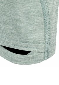 Hellgrüner, melierter Stoff mit einer glatten Textur. Verfügt über einen seitlichen Schlitz am Saum und kontrastierende Nähte, die das strukturelle Design betonen.