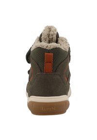 Grøn tekstil og ruskind ankelstøvle med en fuzzy indvendig, orange detaljer og en gummisål, med en træksløjfe og velcro-rem.