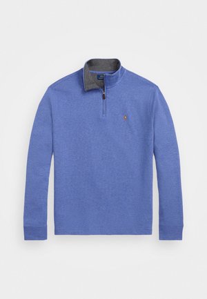 Pulóver azul de manga larga con cremallera de un cuarto, cuello interior gris y pequeño logo bordado en el pecho izquierdo.