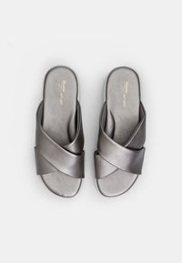 Sandale negre din piele, cu benzi încrucișate, textură netedă, tălpi căptușite și un design minimalist. Logo-ul auriu este embosat pe tălpi.