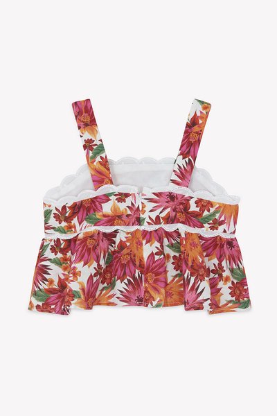 Κοντό τοπ με λουλουδένιο σχέδιο και ρυθμιζόμενους ιμάντες, με σκαλοειδή λαιμόκοψη και βολάν στο κάτω άκρο σε αποχρώσεις του λευκού, ροζ και πορτοκαλί.