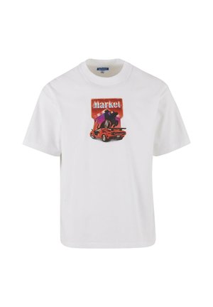 Witte katoenen t-shirt met een kleurrafische afbeelding van een rode auto en de tekst "Market" in vetgedrukte, levendige kleuren op de voorkant. Korte mouwen, ronde hals.