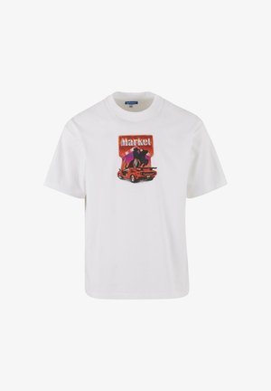 T-shirt en coton blanc avec un graphique coloré d'une voiture rouge et le texte "Market" en lettres majuscules et couleurs vives sur le devant. Manches courtes, col ras du cou.