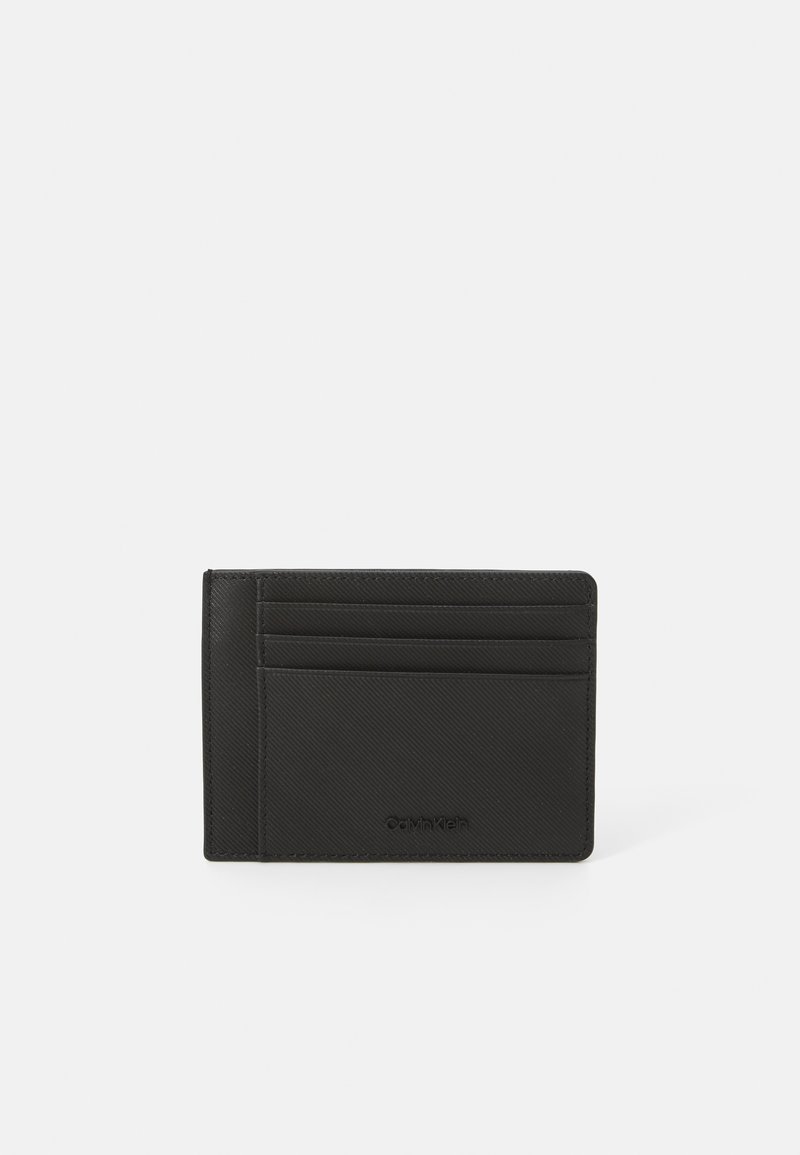 Portcard negru fabricat din piele texturată. Include mai multe sloturi pentru carduri și un mic logo embossat în partea de jos. Design elegant și minimalist.