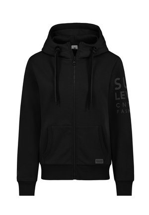 Zwarte hoodie met ritssluiting, voorzakken, capuchon met trekkoord, geribde boorden en vage tekst op de rechtermouw.