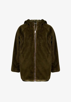 Veste à capuche en fausse fourrure vert olive avec une fermeture éclair intégrale, des poches latérales et une doublure intérieure contrastante. Texture douce et coupe décontractée.
