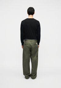 Carhartt WIP BRADY PANT COOPER - Παντελόνι - leaf  rinsed