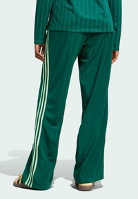 adidas Originals FIREBIRD - Träningsbyxor - collegiate green   semi green spark