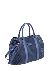 Tote bag en mesh bleu avec des accents en cuir, forme structurée, deux poignées et une bandoulière amovible. Présente un logo de la marque sur le devant.