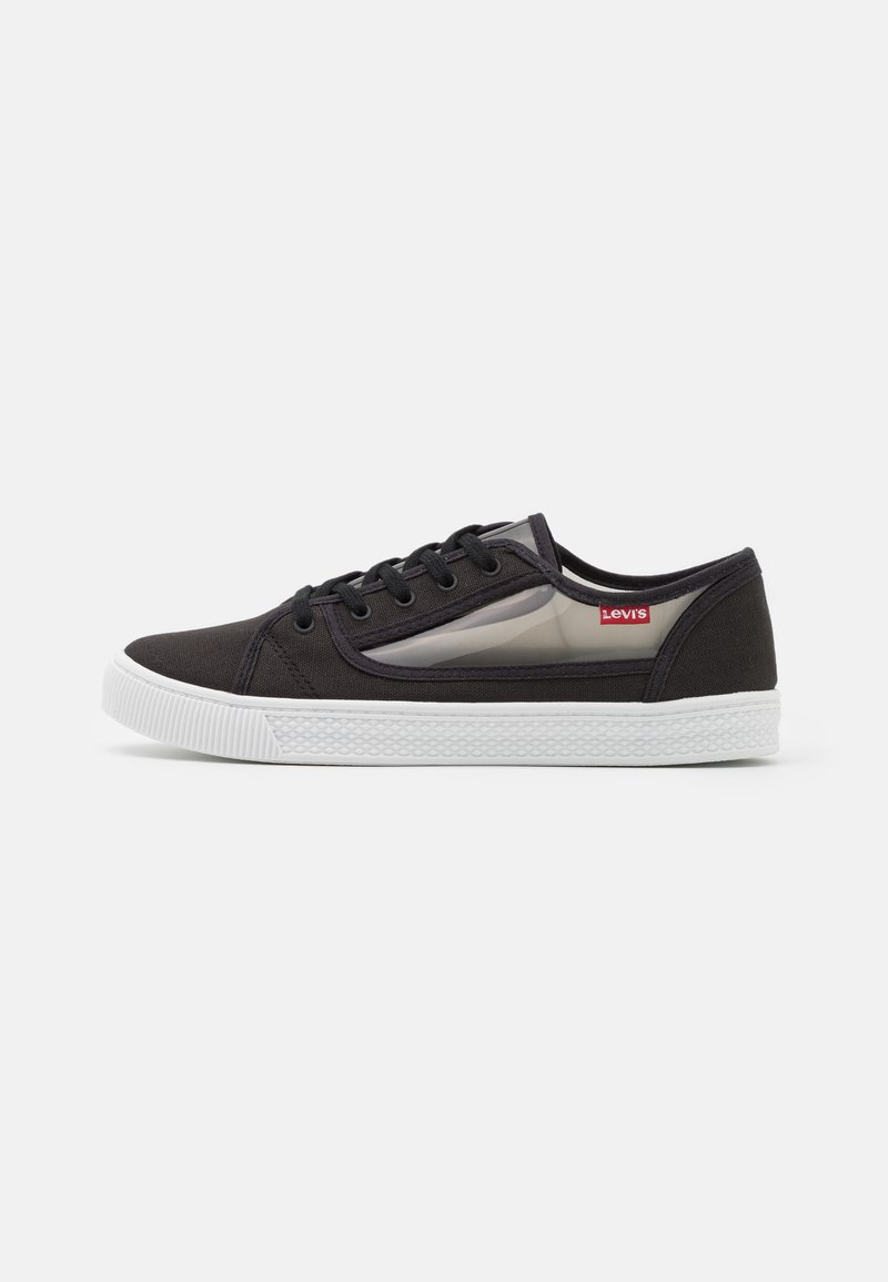 Svarte canvas sneakers med gjennomsiktig sidepanel, hvit gummisåle, rund tå og svarte snørebånd. Lite rødt Levis-merke på hælen.
