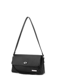 Borsa a mano in pelle nera con finitura texturizzata, chiusura a patta magnetica, tracolla in catena e pelle. Presenta una placca con logo in argento.